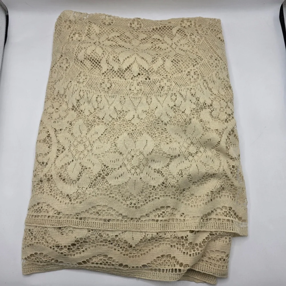 Vintage Cream Lace Tablecloth Floral Medallion Cottagecore Victorian 105x75